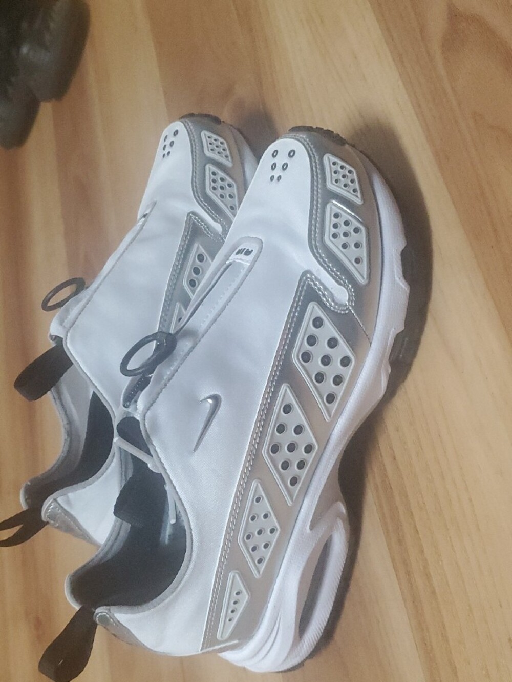 Nike Air Max Sunder SE Womens White and Black Slip-On Athletic Sneakers